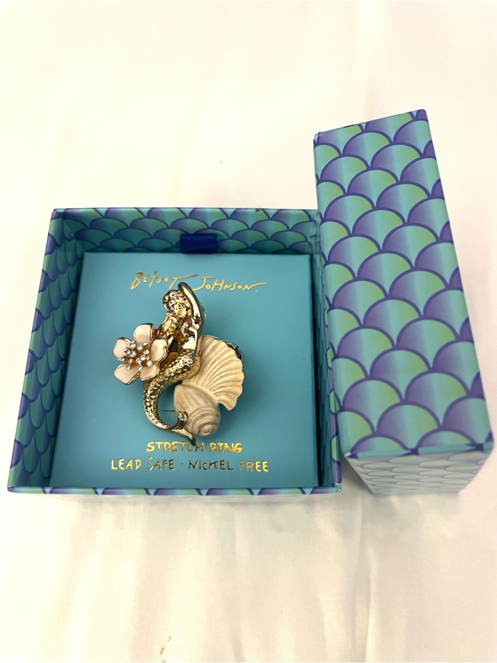 Betsey Johnson Gold Tone Mermaid Flower & Seashell Stretch Cocktail Ring NWT Box - Picture 5 of 8